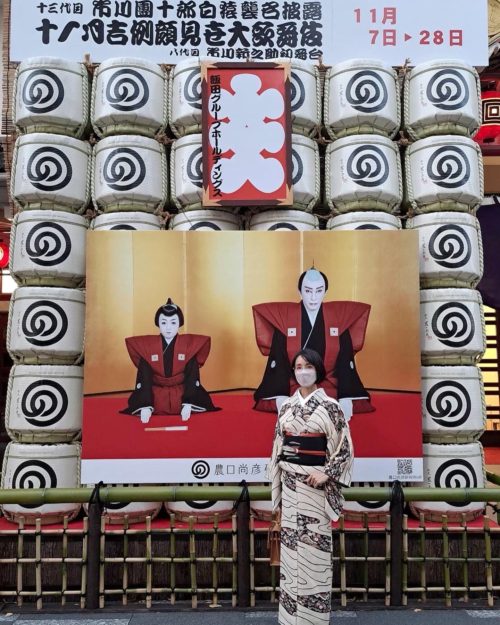 歌舞伎座前の着物を着た女性