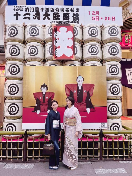 歌舞伎座前で二人の着物姿の女性